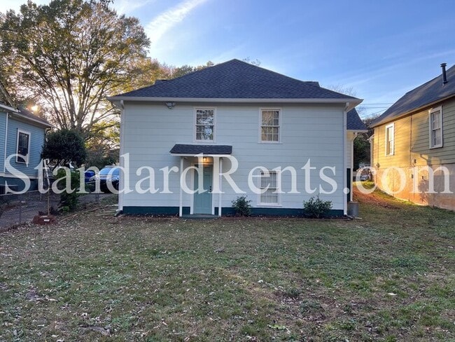 Building Photo - Adorable updated bungalow on a large lot in the heart of Grant Park!