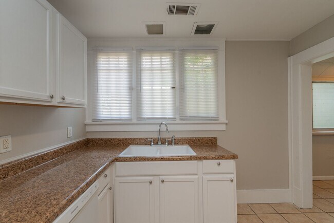 Building Photo - $1500 - 3 bed/1 bath house in Central Aven...