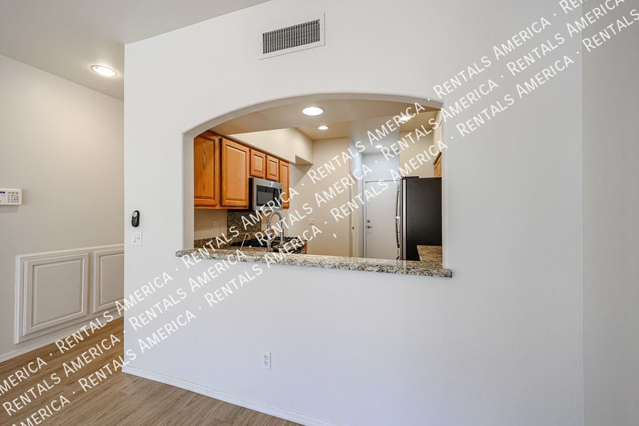 Building Photo - 1426 E Grovers Ave