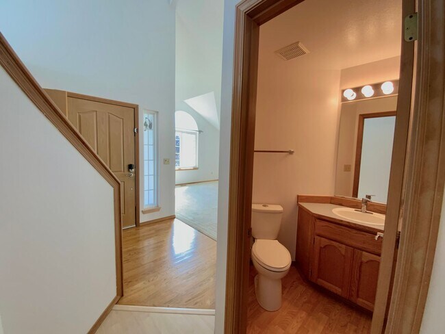 Building Photo - Stunning 4 Bedroom/2.5 bath- Move-In Ready Home with Private Backyard