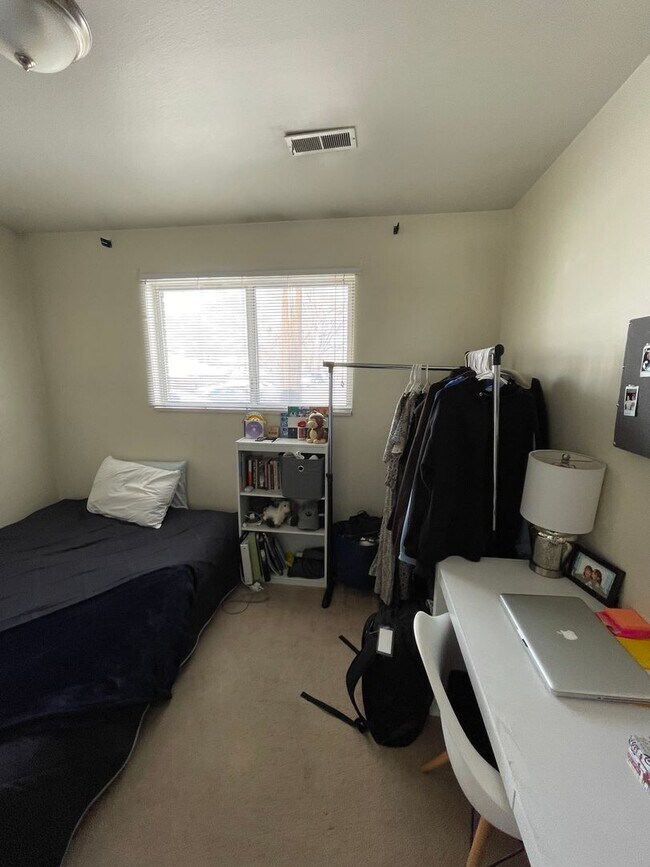 Building Photo - Upper Level 2 Bedroom 1 Bath