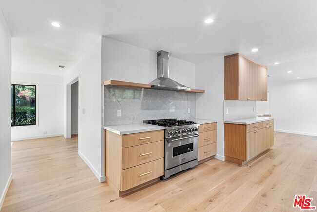 Building Photo - 5160 Los Feliz Blvd