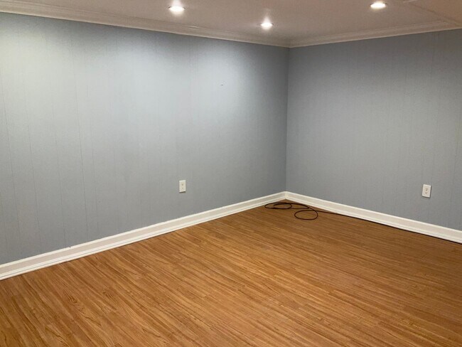 Building Photo - Fully updated 4BR 2BA single family brick home in Connecticut Ave Estates