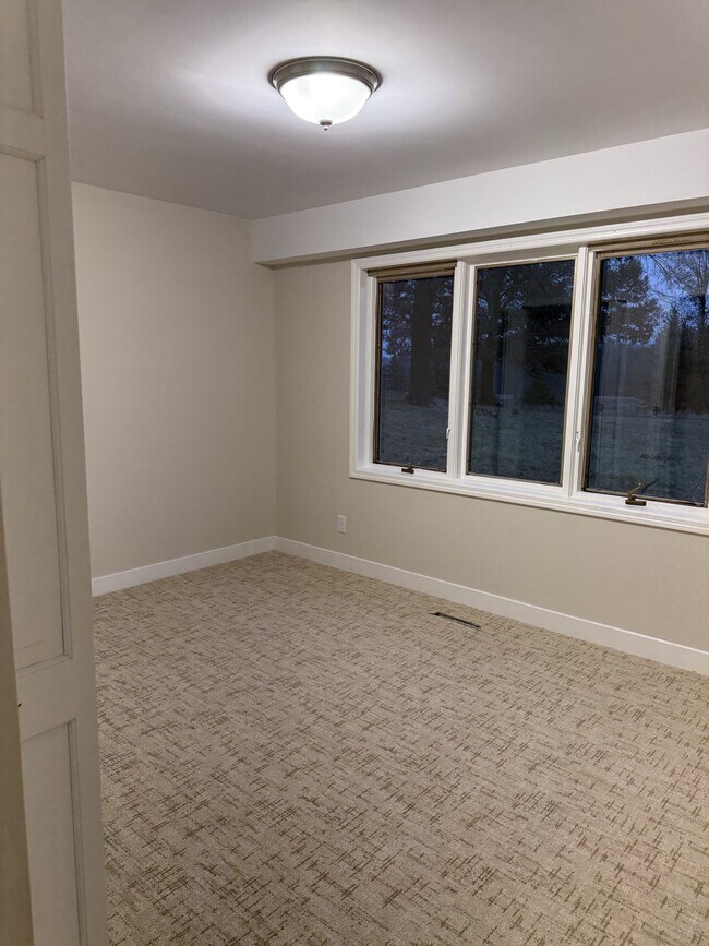 Building Photo - 5500 Vagabond Ln N