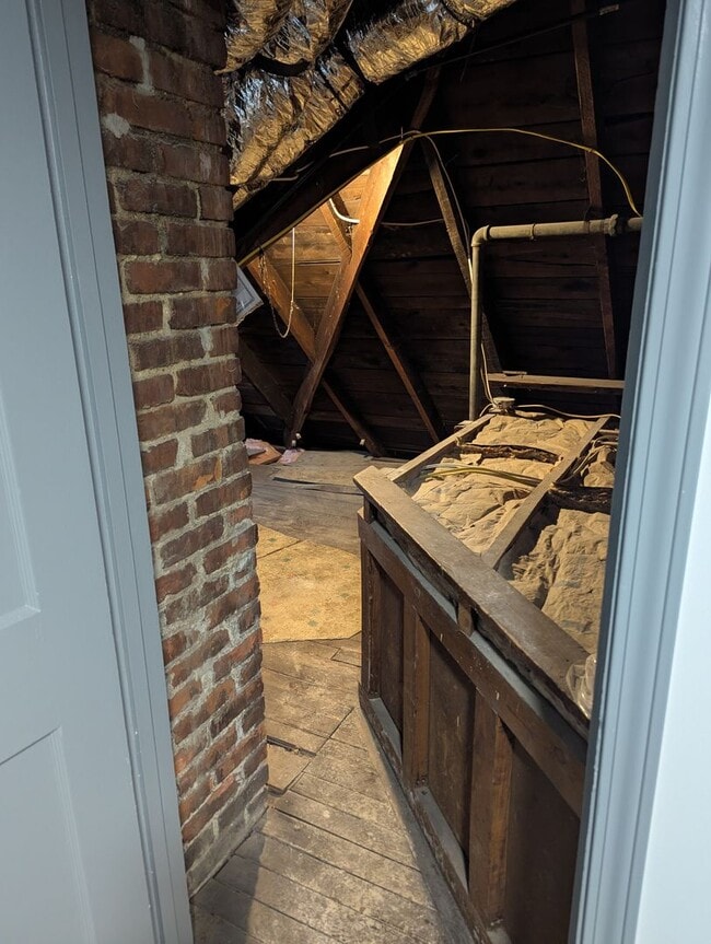 Building Photo - Complete New Remodel: cozy, 1-bedroom apt w/all new kitchen and bath, overlooking Mill Run