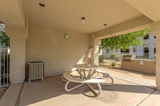 Building Photo - Adorable 2 bedroom unit in Paradise Valley!!