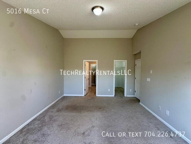 Building Photo - 5016 Mesa Ct