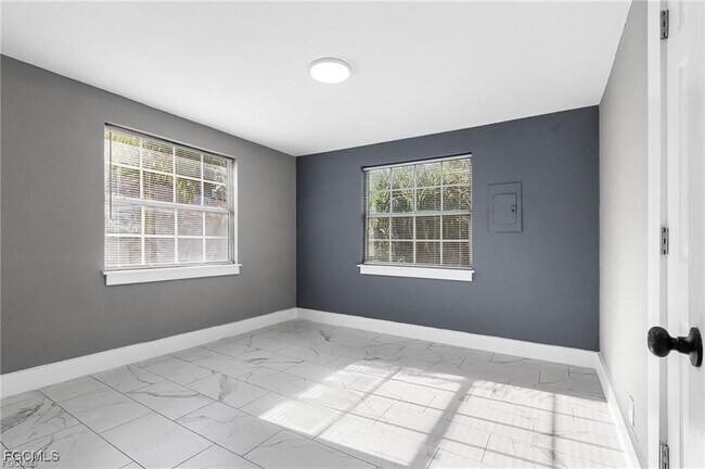 Building Photo - 4472 E Riverside Dr