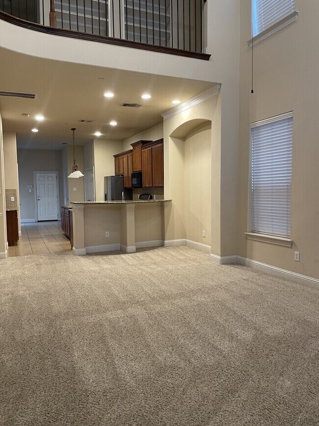 Building Photo - Very nice 3 bed Townhome in Plano!
