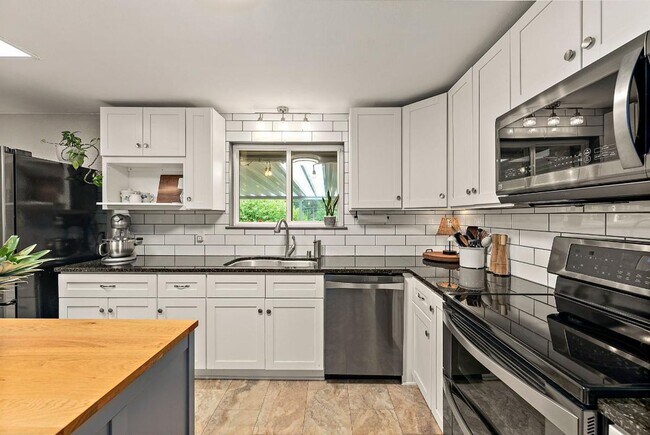Building Photo - Spacious 4 Bed Lakewood Home w/ 2 Kitchens...