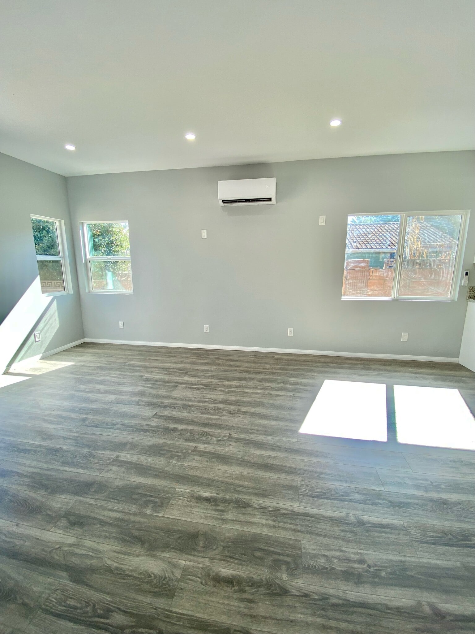 Living area without furniture - 5451 Brynhurst Ave