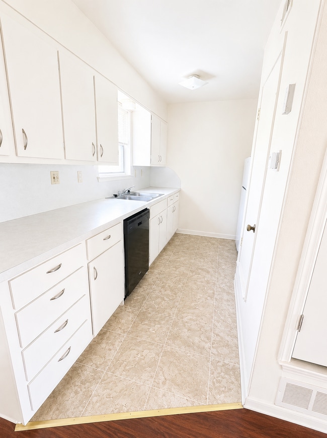 Building Photo - AVAILABLE NOW!! APPLY TODAY ON OUR WEBSITE!!
