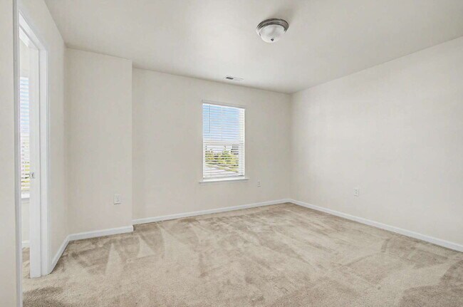 Building Photo - Spacious 4-Bedroom Home w/ Loft