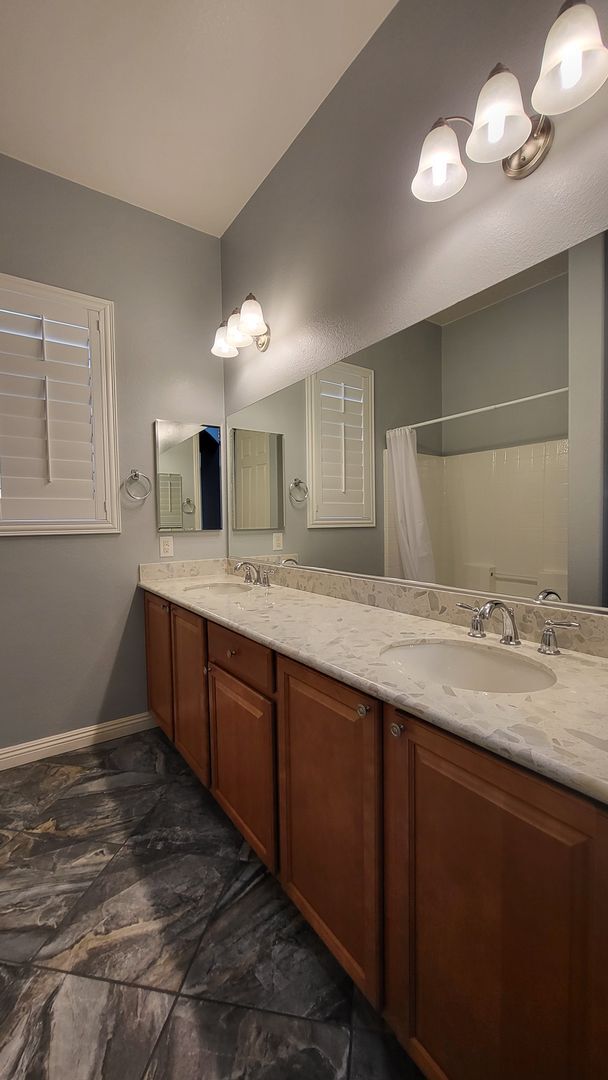 Building Photo - 5 bedroom, 4 bathroom home with a Casita