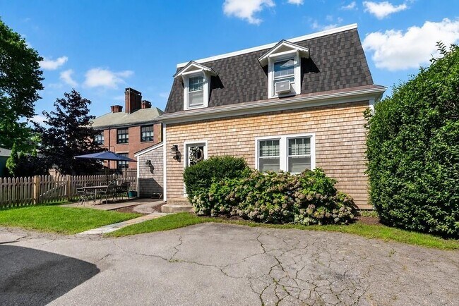 Building Photo - 147 Evarts St