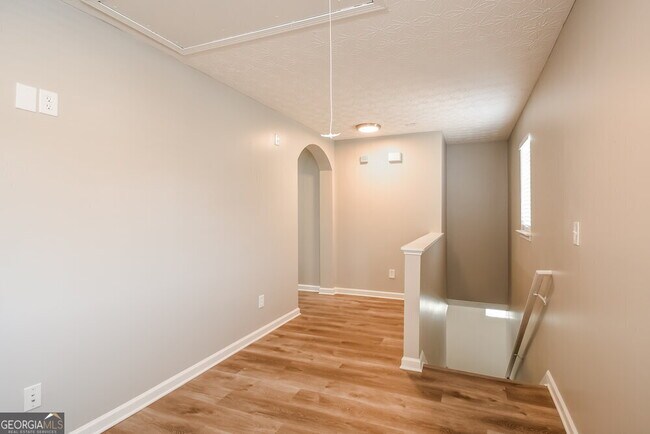 Building Photo - 593 Arrowhead Dr