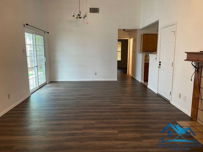 Building Photo - For Rent - 2 Bed/ 1.5 Bath