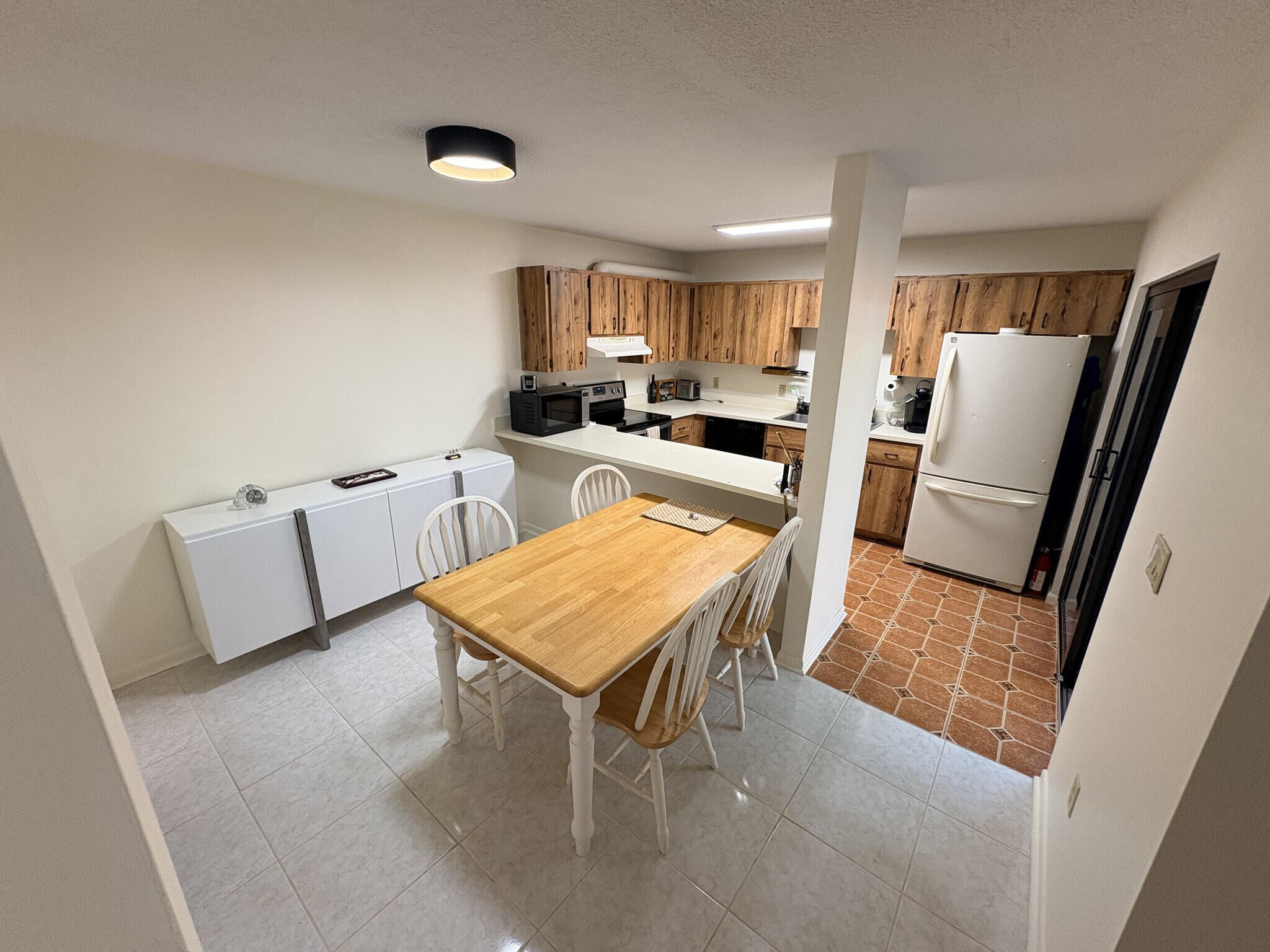 Building Photo - 3810 Saxon Dr