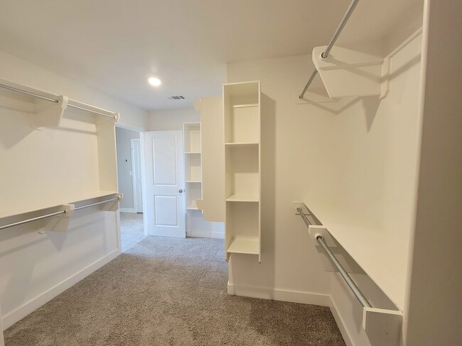 Building Photo - Upland Crossing - 3/2/2 All Appliances Included