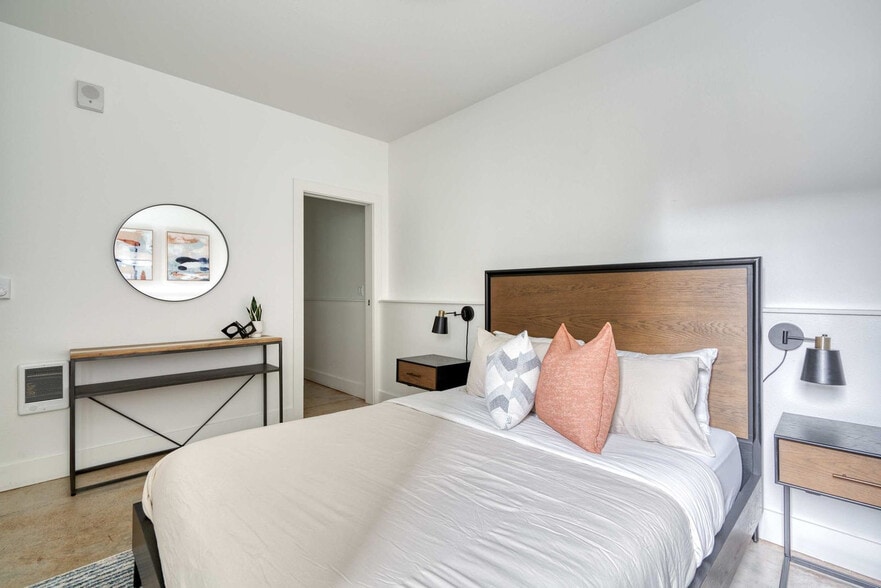 Building Photo - 4980 N Vancouver Ave