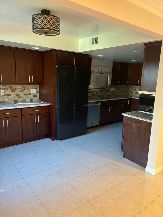 Building Photo - BEAUTIFUL 3 BED 2.5 BATHROOM!!!