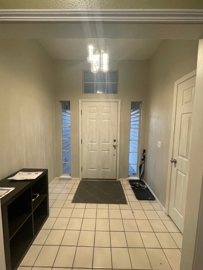 Building Photo - 479 Robin Hood Ct