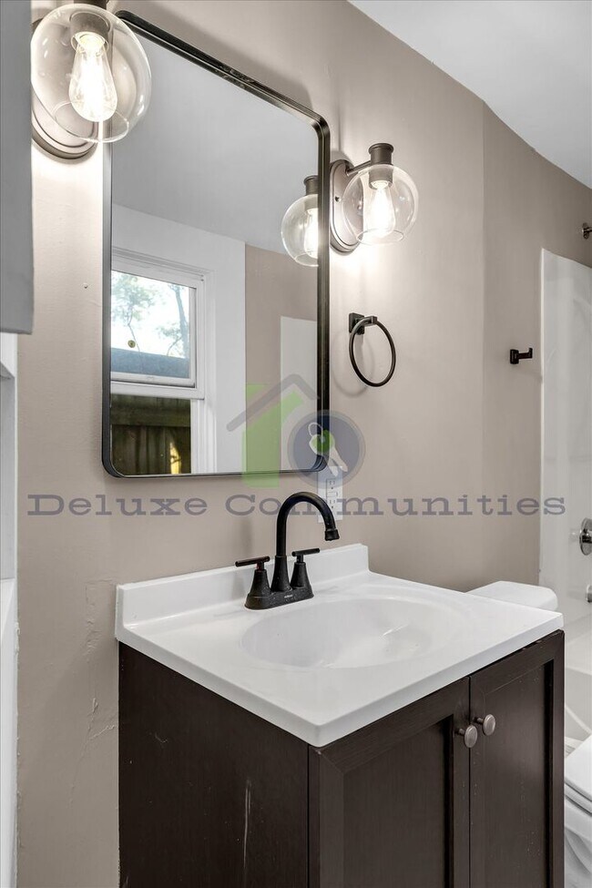 Building Photo - Remodeled 3BR + Flex Room | Steps from Leo...