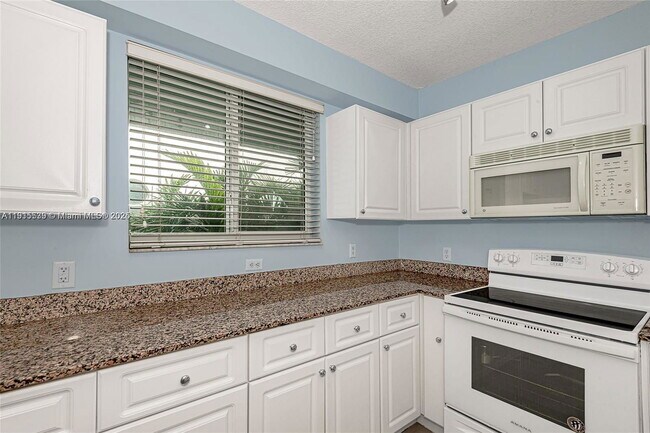 Building Photo - 7800 Collins Ave