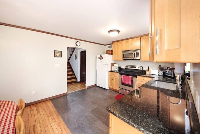 Building Photo - Locust Lane House!