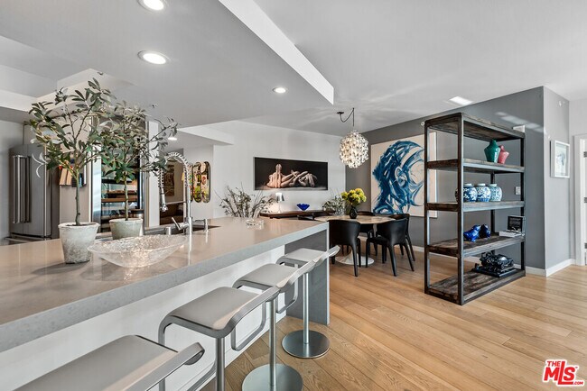 Building Photo - 13700 Marina Pointe Dr