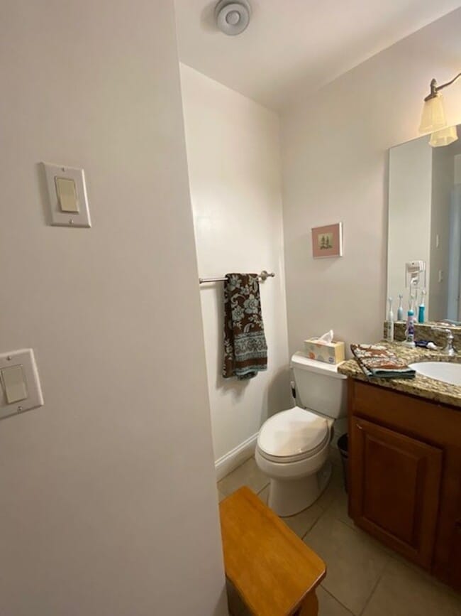 Building Photo - Three Bedroom 3.5 baths Townhouse for Rent...