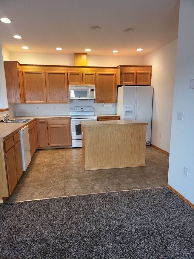 Building Photo - 212 E Linden Ave