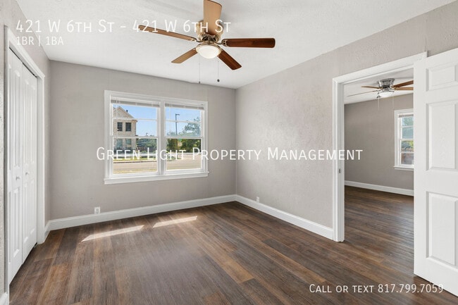 Building Photo - 421 W 6th St