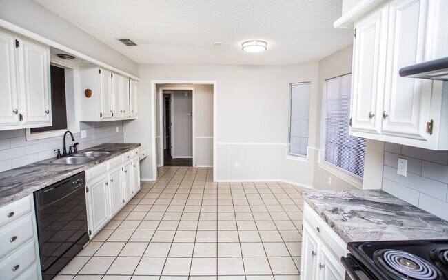 Building Photo - Available June 15th: Spacious 3 Bed, 2 Bath Ready for You!