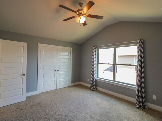 Building Photo - Great Location near Edgewater and Toyota F...