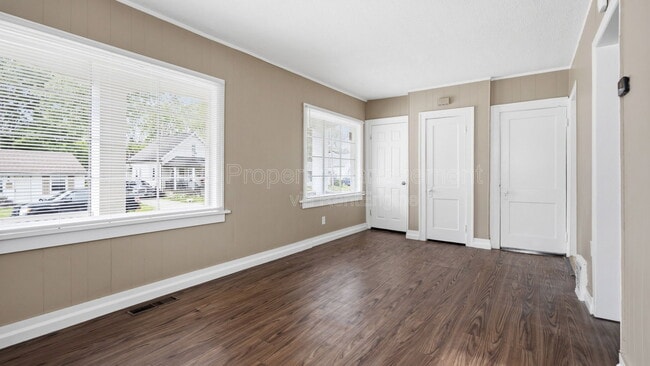 Building Photo - 1511 E Harry Ave