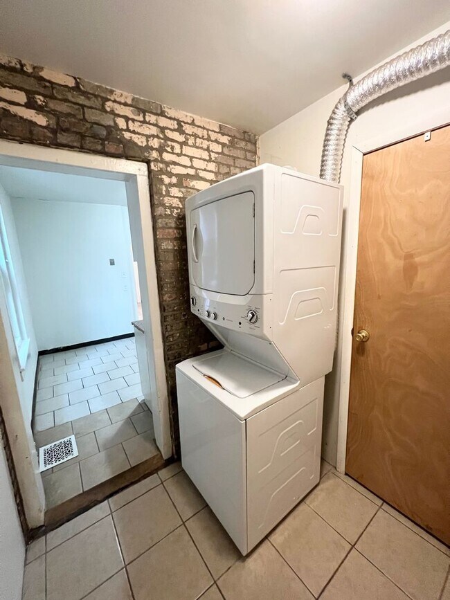 Building Photo - Spacious 3 or 4 Bedroom 2 Bathroom Available in Oakland, Modern Updates and Great Front Porch and...