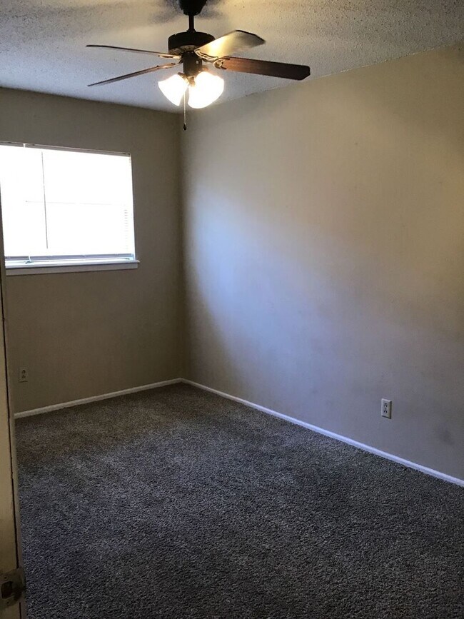 Building Photo - 301 Gayland Dr