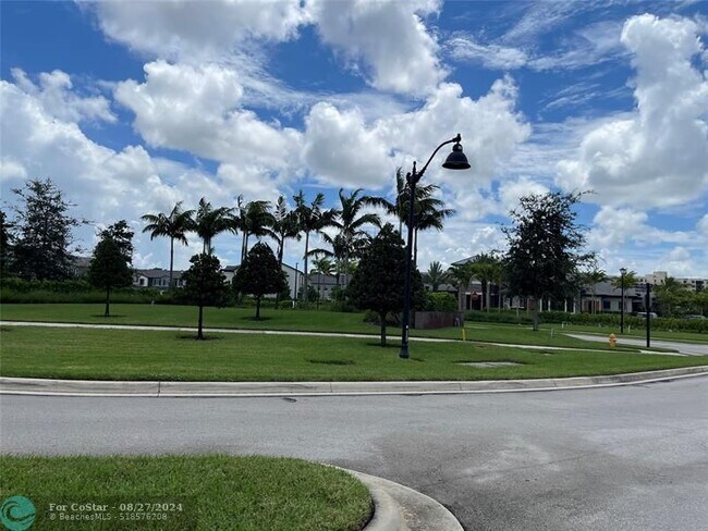 Building Photo - 2127 Appleton Cir S