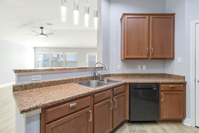 Building Photo - Gorgeous 3 bedroom, 2 bath home with a study near the Forum & Randolph AFB!