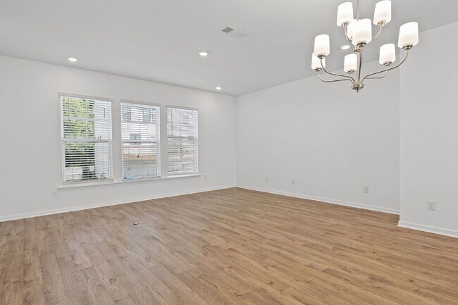 Building Photo - 2730 Harrison Dr
