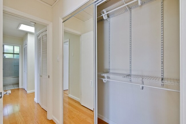 Building Photo - Mountain View Home l Spacious Open Layout ...