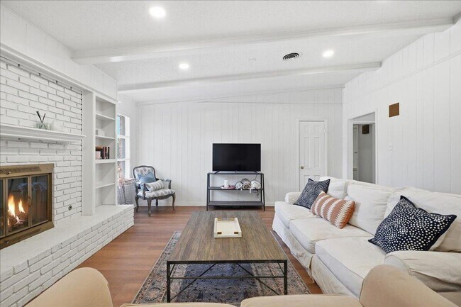 Building Photo - Charming one-of-a-kind 4 Bedroom Home