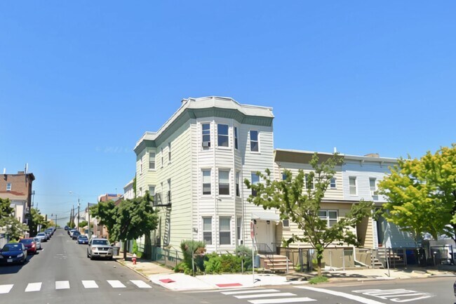 Building Photo - 17 Pierce Ave
