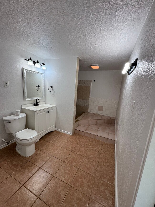 Building Photo - 610 Fenfield Ave