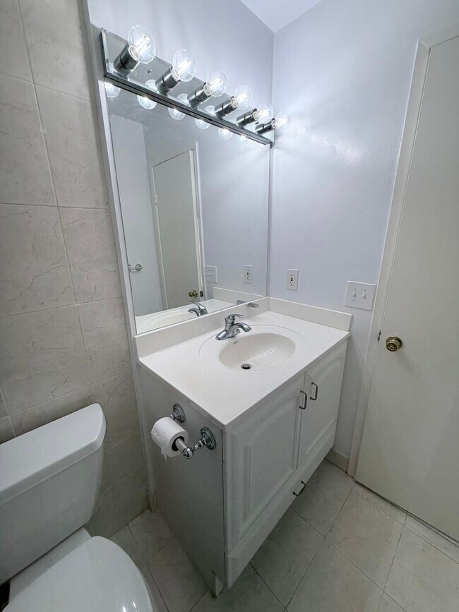 Building Photo - 1000 NE 14th Ave