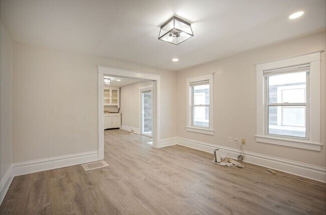 Building Photo - 1277 Southampton Rd