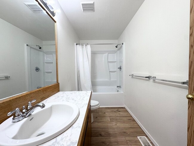 Building Photo - Newly Renovated Single-Family Home in Gresham! 3 Bed/1 Bath w/ Double Car Garage!