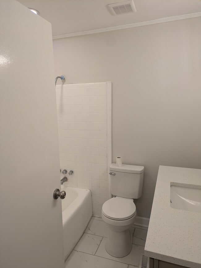 Building Photo - 1002 Hemlock Dr