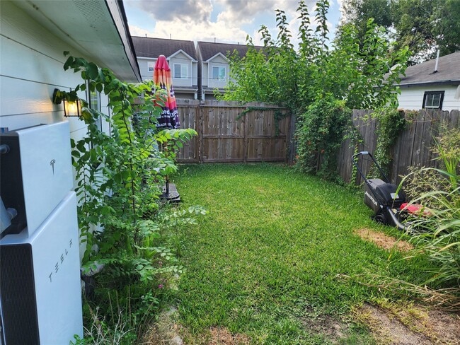 Building Photo - 2120 Yates St